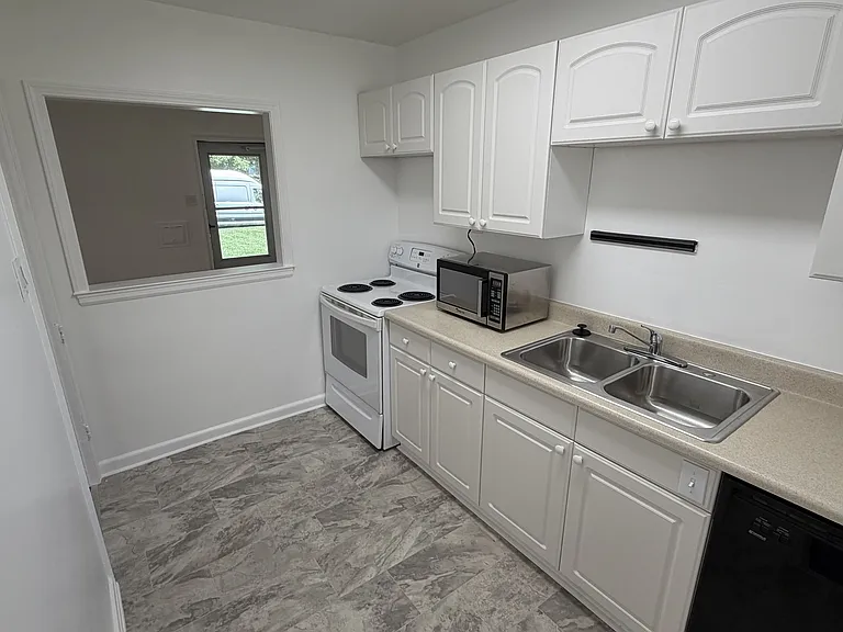 2525 S Clayton St — Photo 3