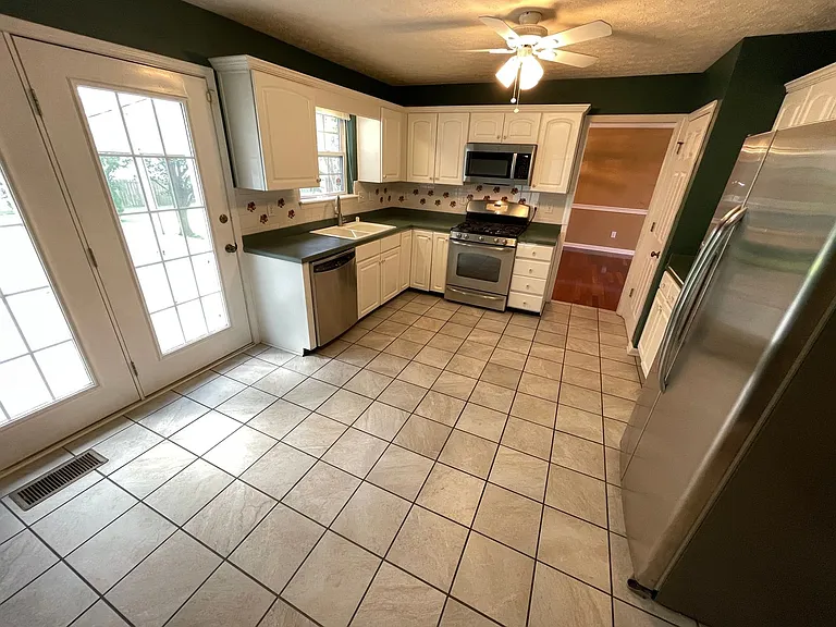 3914 Stone Hollow Dr — Photo 11