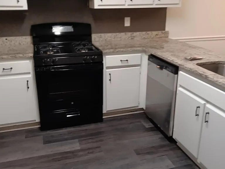 2020 Oakwood Dr #2020 — Photo 8