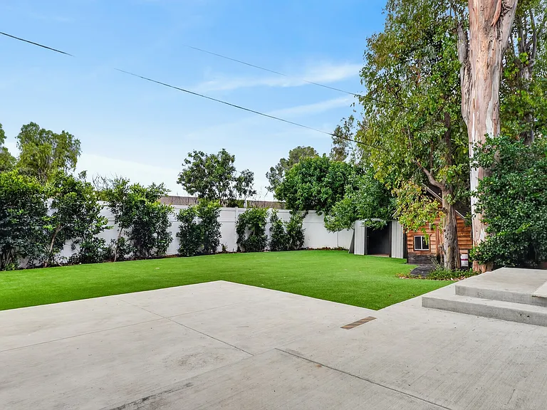 4711 Tyrone Ave — Photo 14