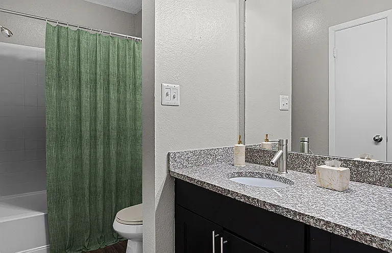 The Oaks of Woodland Park Apartments — Photo 14