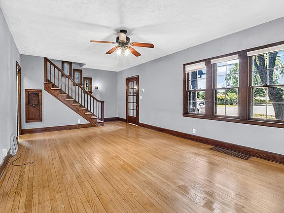 4th image of 2433 E Main St