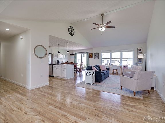 4th image of 2755 Douglas Dr