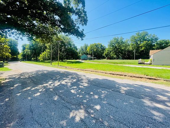 3rd image of 520 W Tishomingo Ave