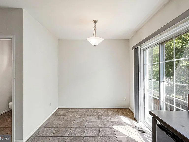 7059 Kings Manor Dr — Photo 8