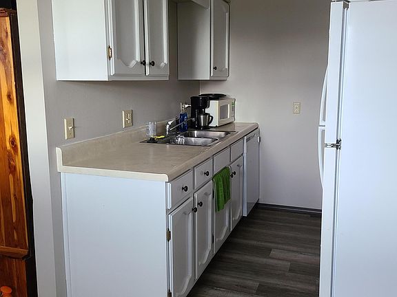 4th image of 1310 Queens Ct #D