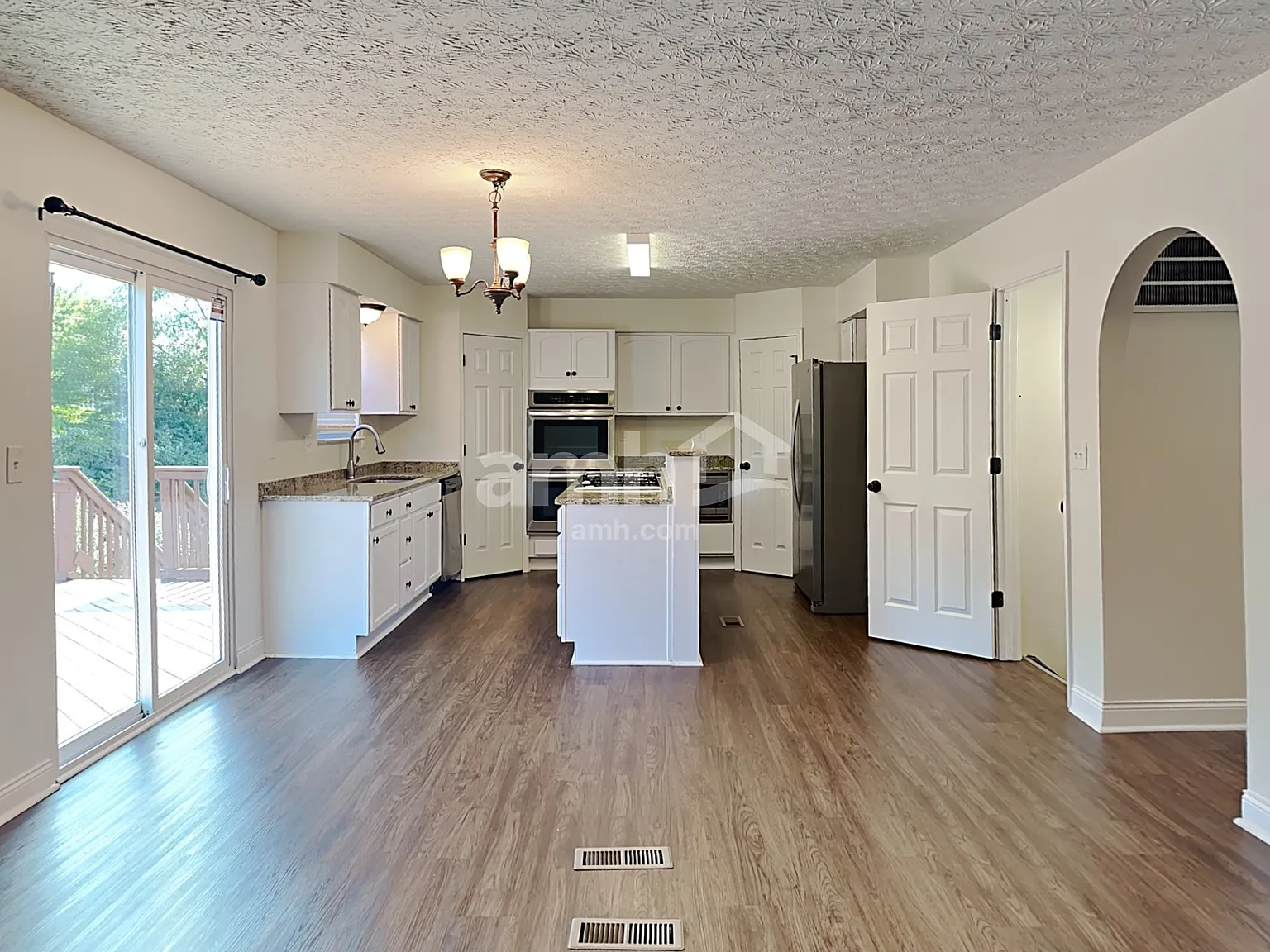4 bed, 3.5 bath, 2560 sqft, $2,730 — Photo 4