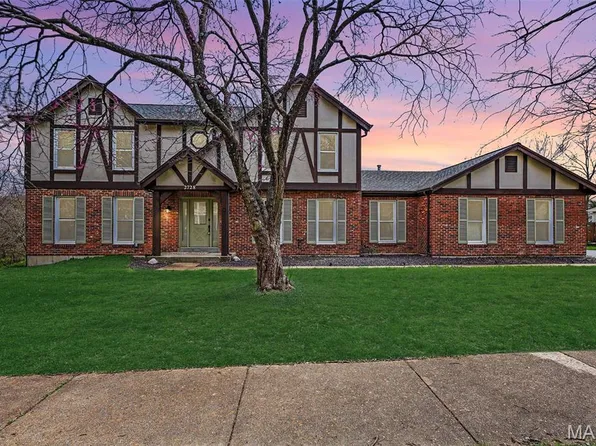 2728 Sun Meadow Dr, Chesterfield, MO 63005