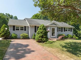 8 Fairview Rd, Woodbridge, CT 06525