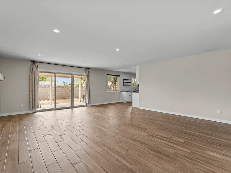 1229 E Manhatton Dr — Photo 8