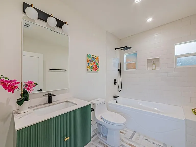 5357 S Victoria Ave — Photo 12