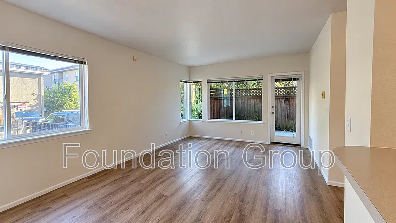 2 bed, 1.0 bath — Photo 2