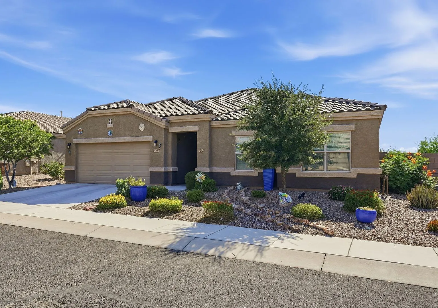 Modern 4 BR / 2 BA Tucson Retreat: Covered Pergola, Fenced Yard & 2-Car Garage — Photo 3