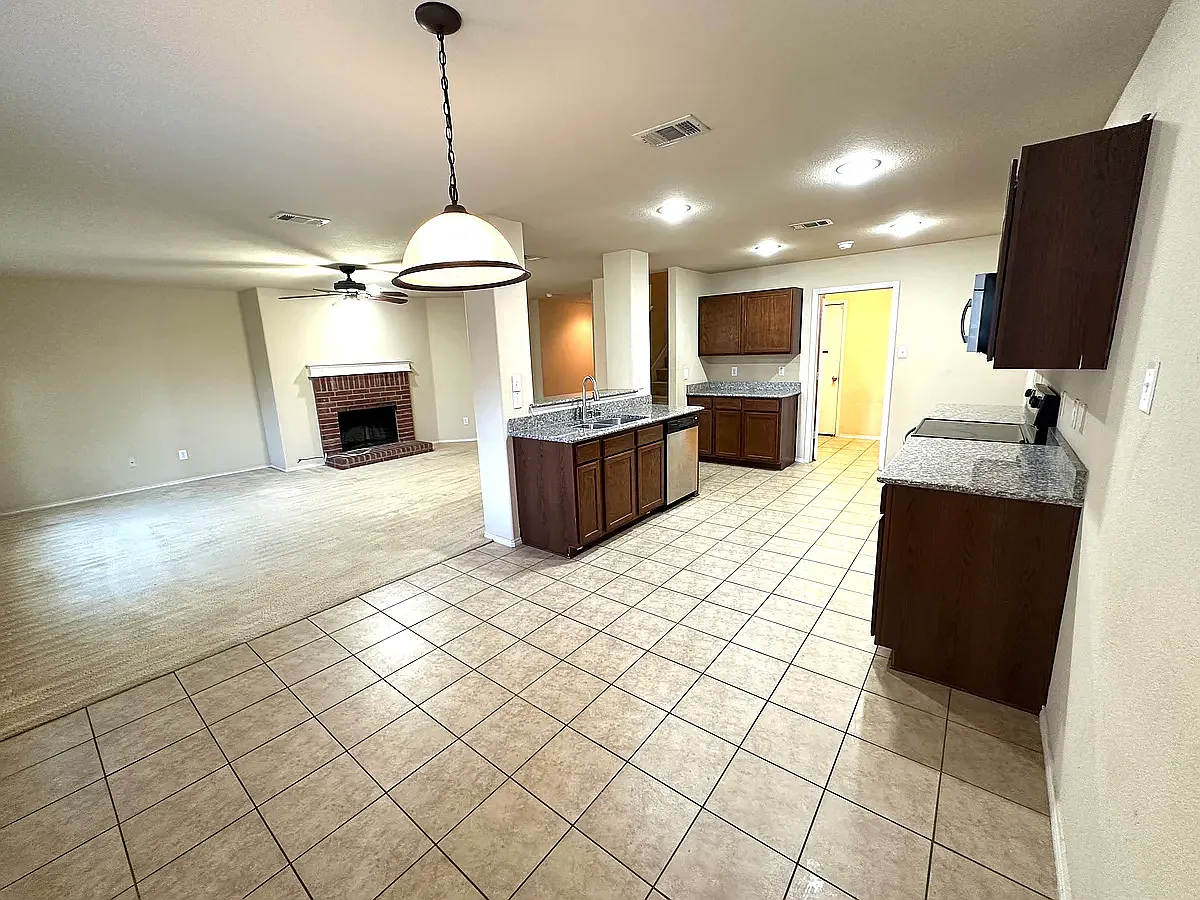 4 bed, 2.5 bath, 2906 sqft, $2,595 — Photo 2