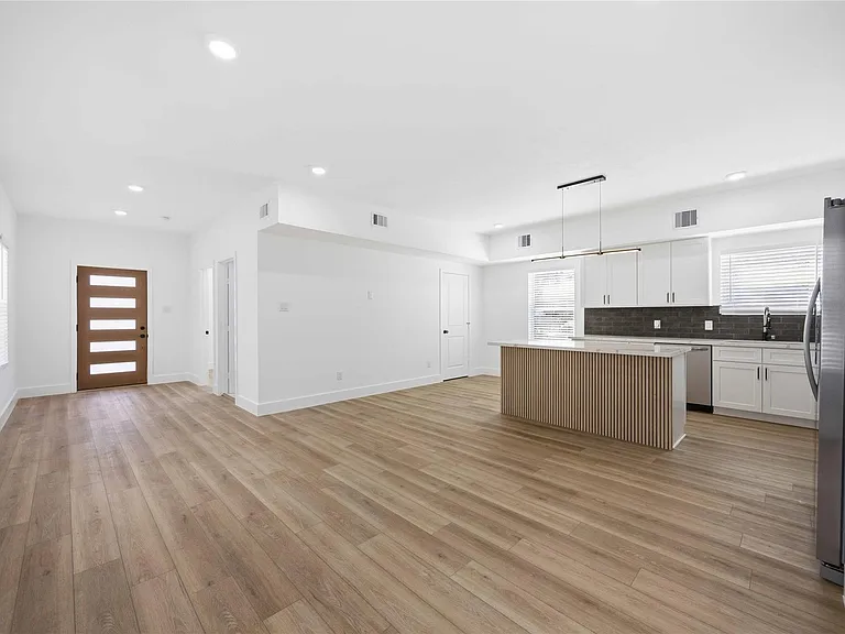 801 E 32nd 1/2 St #A — Photo 5