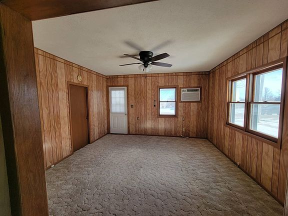 3rd image of 209 Maple St