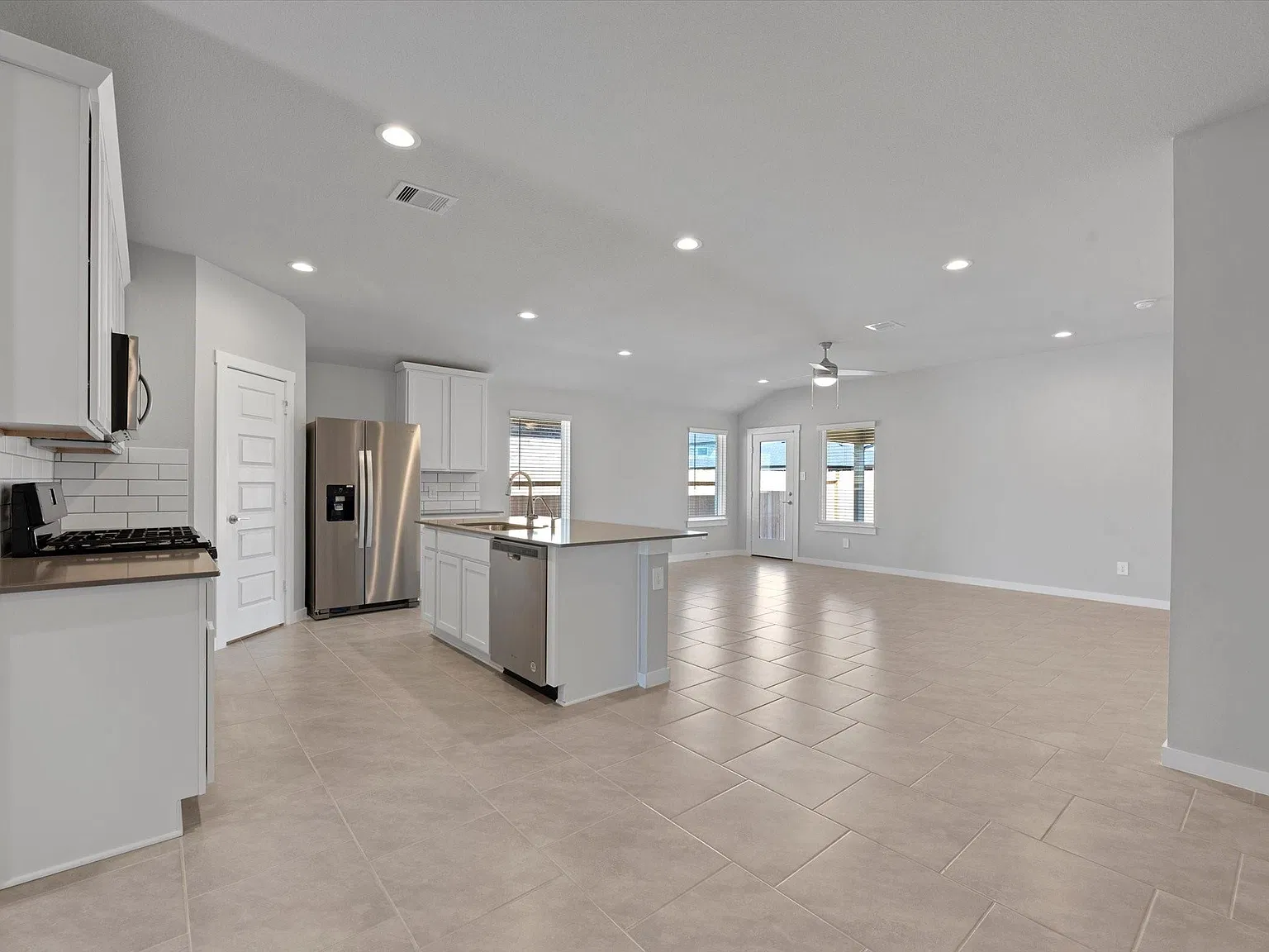 4 bed, 3.0 bath, 2041 sqft, $2,450 — Photo 4