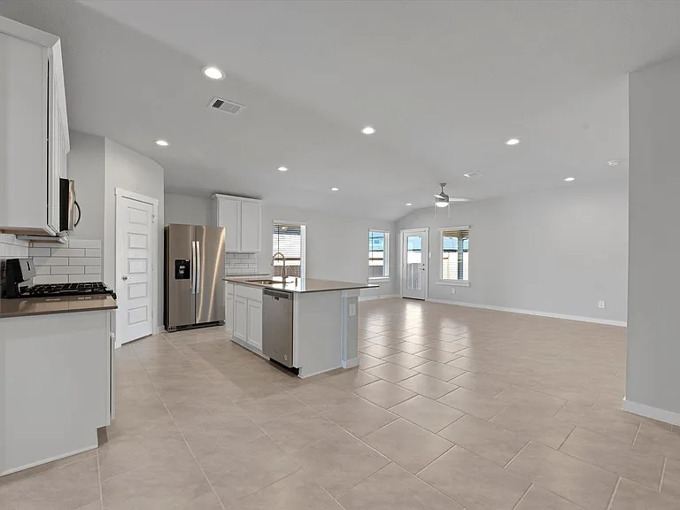 3335 Silverton Dr — Photo 6