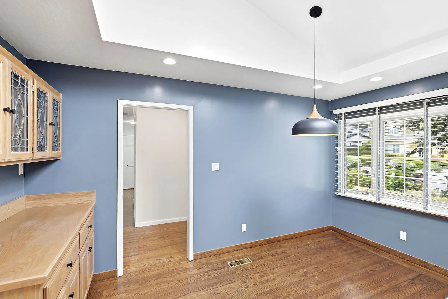 4 bed, 2.5 bath, 2440 sqft, $9,500 — Photo 3