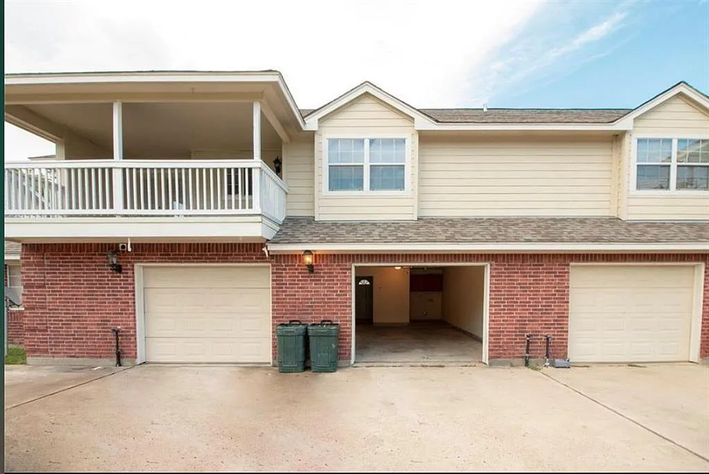 2 bed, 2.0 bath, 1070 sqft, $1,829 — Photo 1