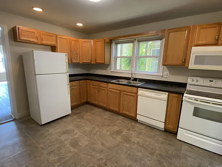 313 E Main St — Photo 3