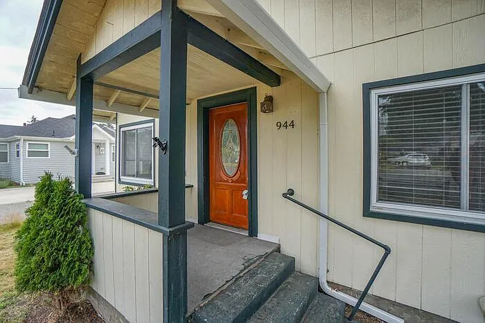 944 Dale St — Photo 7