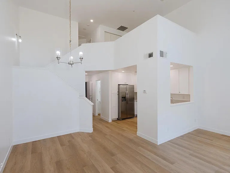 1311 Oyster Pl — Photo 2