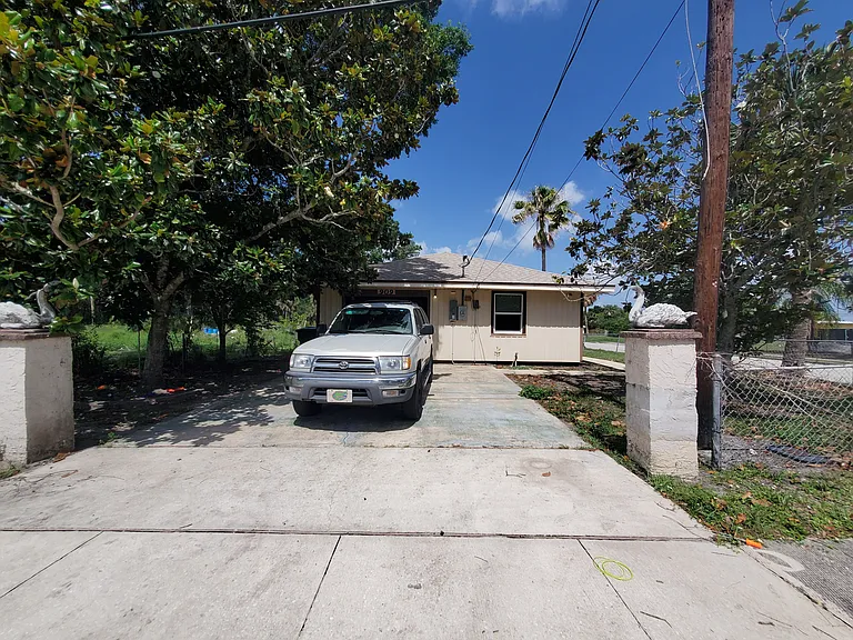 909 Howard St — Photo 3