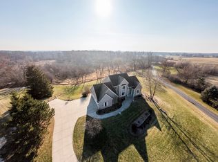 2072 N Hickory Ct, Oconomowoc, WI 53066
