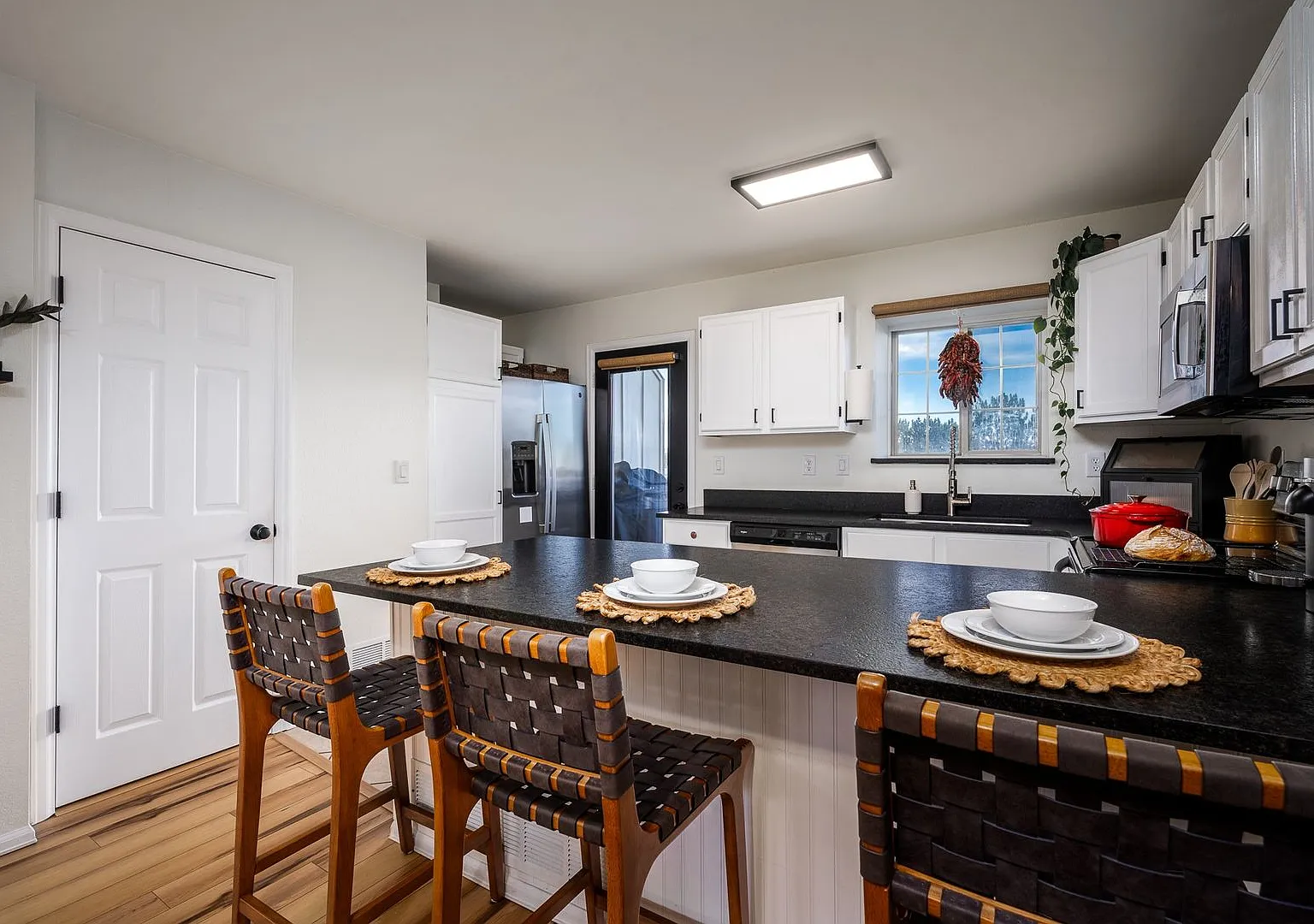 Beautifully Remodeled D20 Townhome with Mountain Views, Finished Basement, Community Pool & Utili... — Photo 1