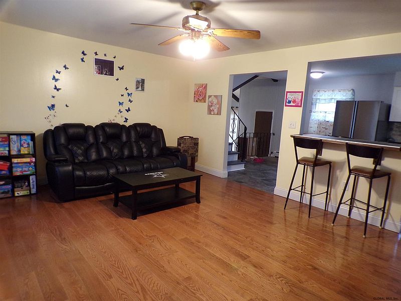 4th image of 212 MAPLE AV