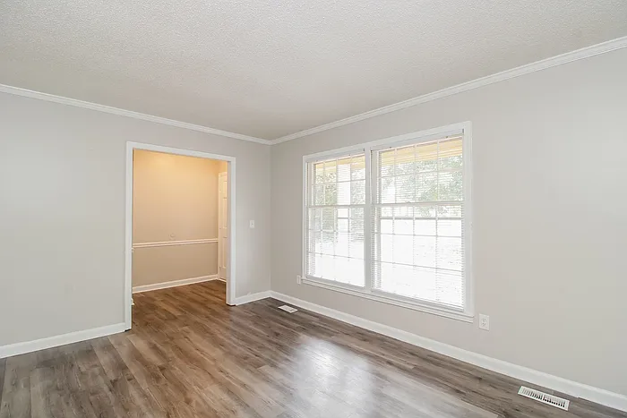 3 bed, 1.0 bath, 1275 sqft, $1,645 — Photo 2