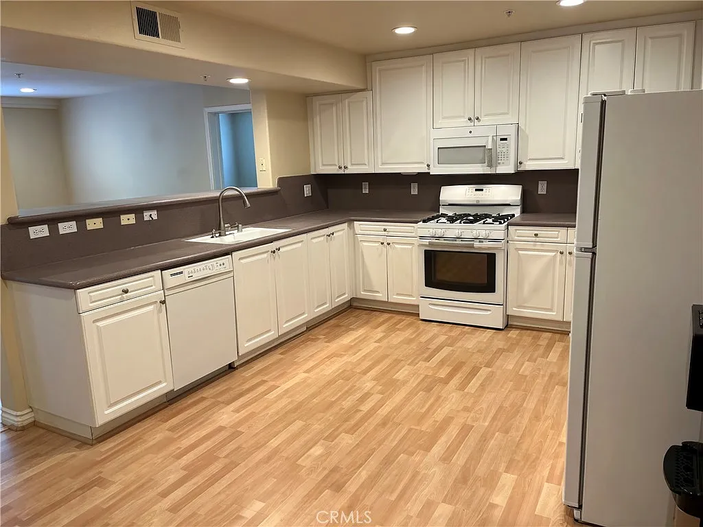 Building Photo - 17735 Kinzie St #116