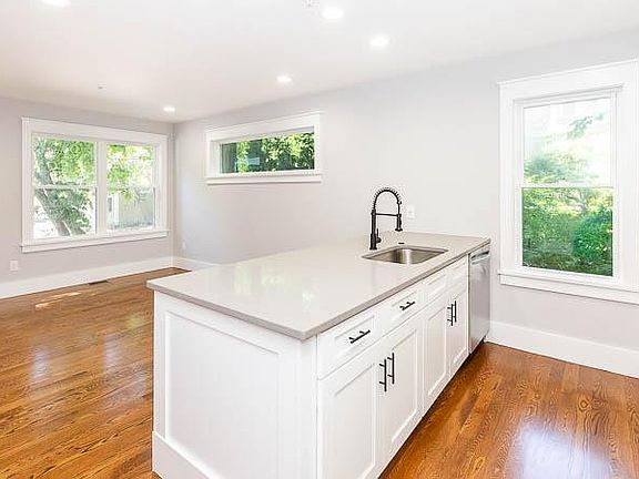 5th image of 189 Chestnut Ave APT 3L