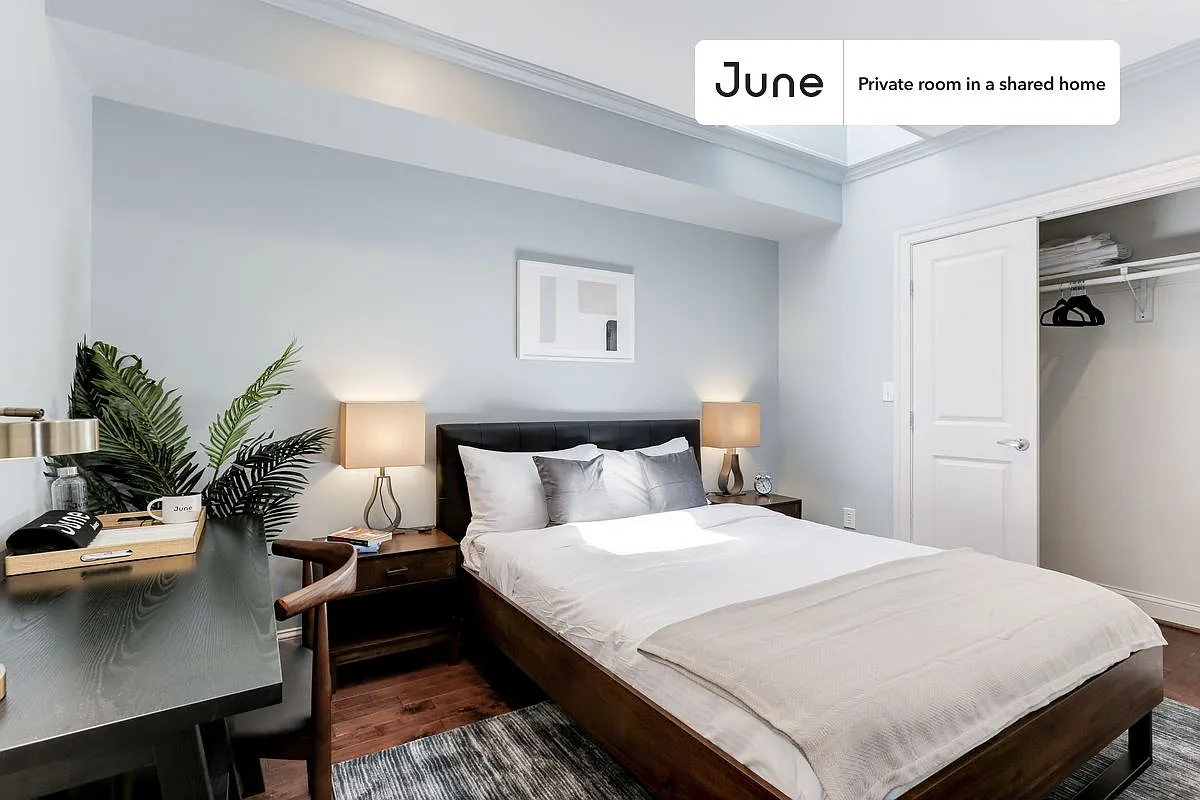 Queen bedroom in 5 bed/3.5 bath home in Capitol Hill #105 2D — Photo 1