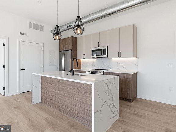 4th image of 209 New St #6B