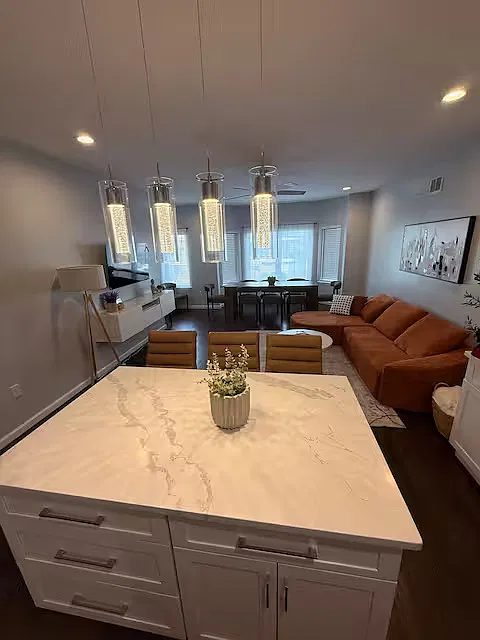 5 bed, 2100 sqft, $7,500 — Photo 2