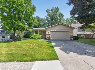 945 Devonshire Ct, Brighton, MI 48116