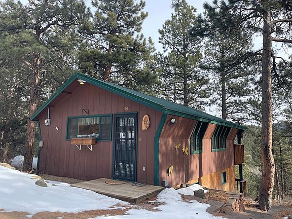Cute cabin amongst the pines.