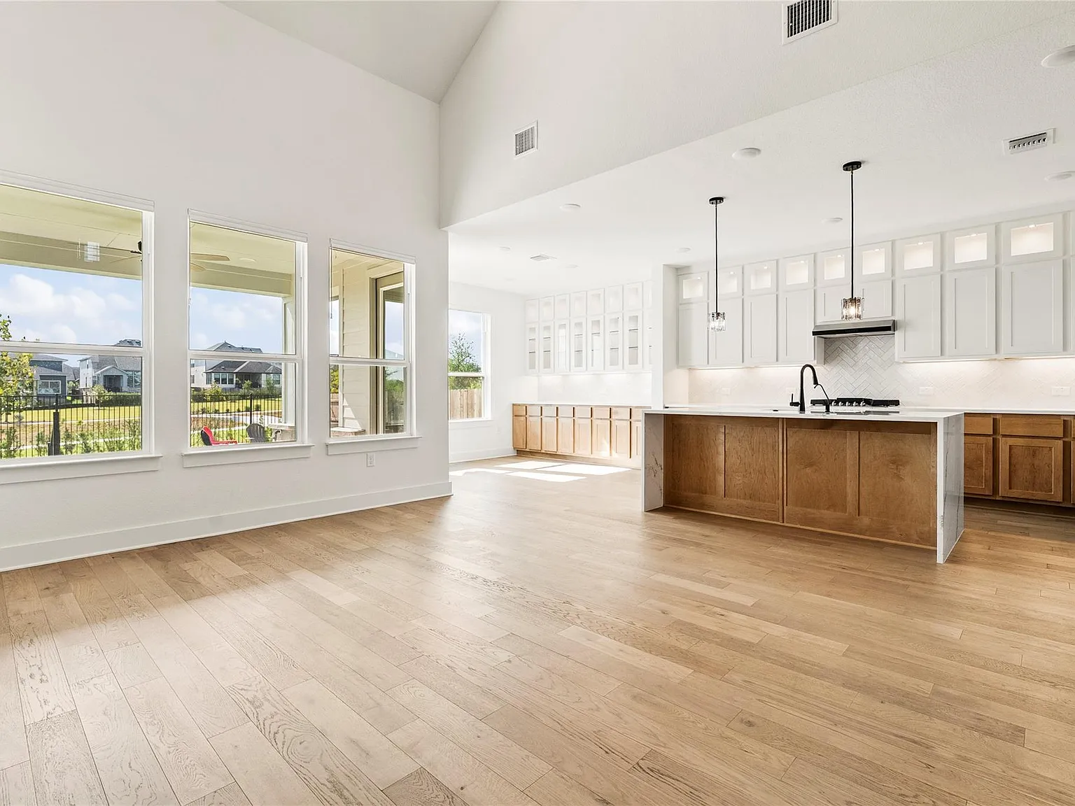 5 bed, 5.5 bath, 2829 sqft, $4,600 — Photo 2