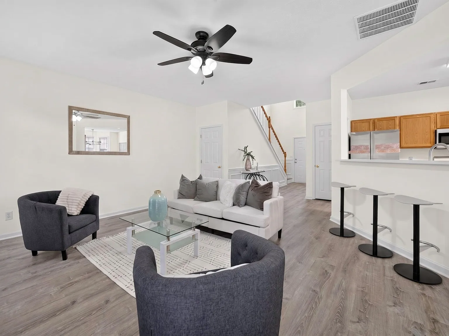 3 bed, 2.5 bath, 1721 sqft, $2,300 — Photo 3