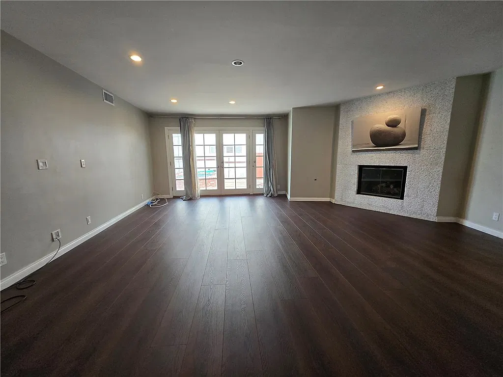 3 bed, 2.5 bath, 1579 sqft, $4,000 — Photo 3
