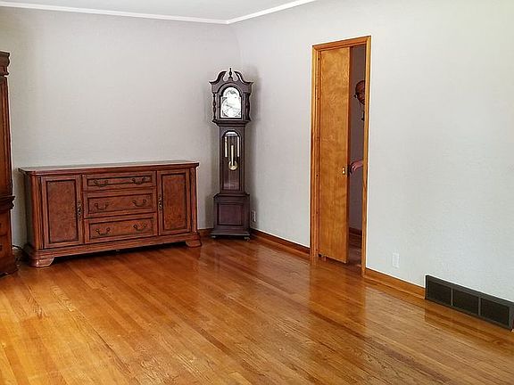 Huge LR/DR with cove ceiling