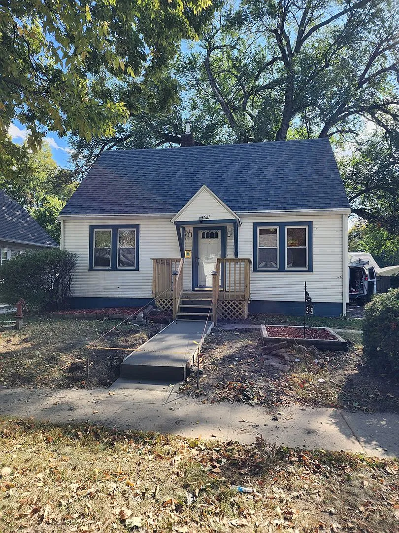 Nice updated 3 Bedroom House in a Great Neighborhood — Photo 2