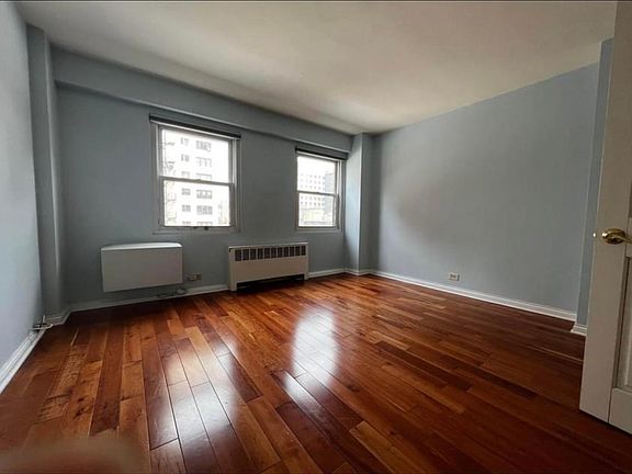 2nd image of 2909 N Sheridan Rd