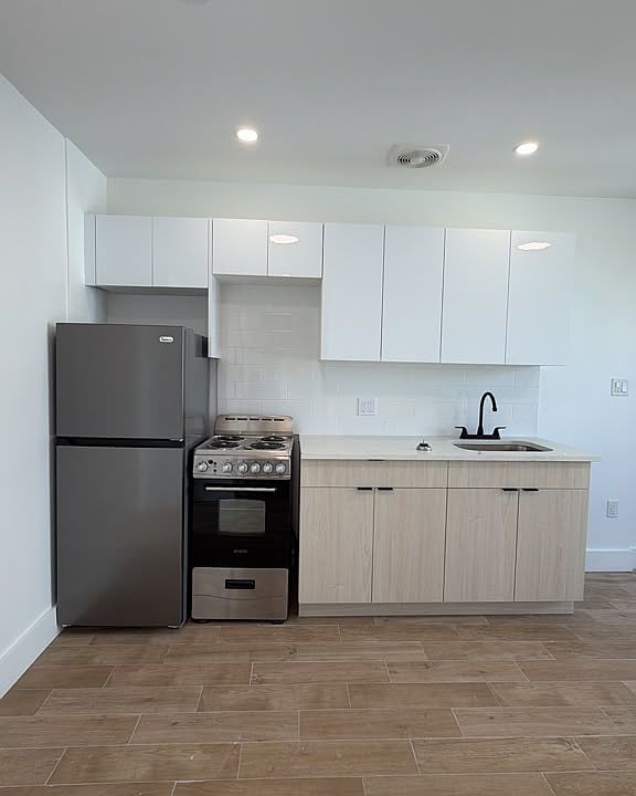 1st image of 595 Prospect Ave #2B