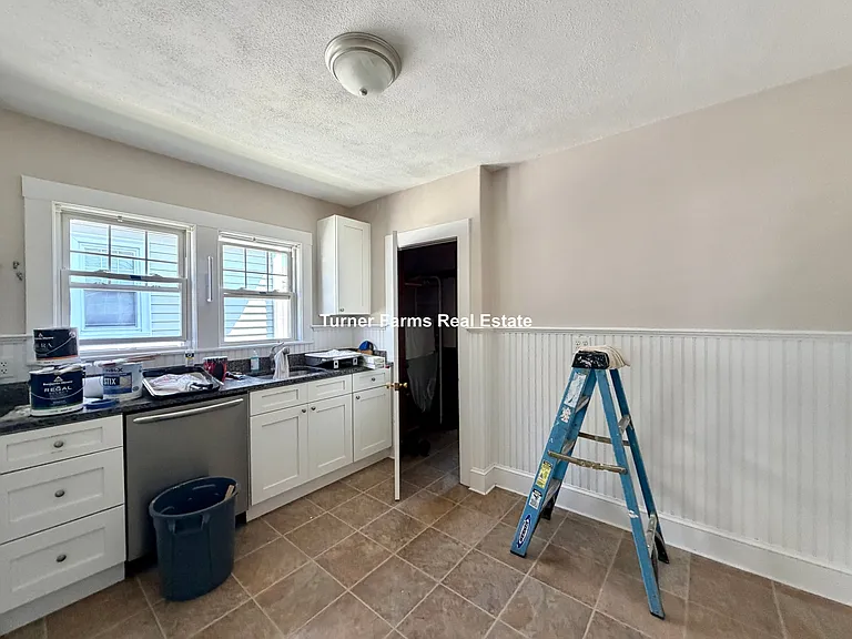 158 W Adams St — Photo 3
