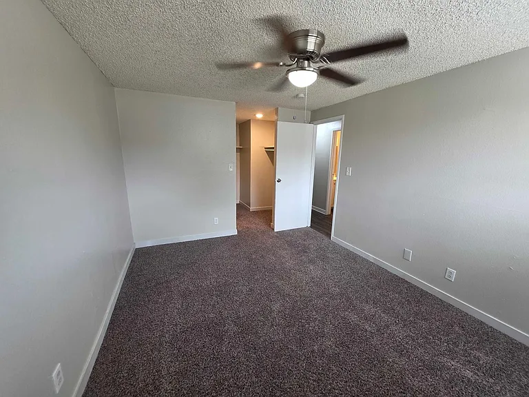 Sunstone Apartments — Photo 32