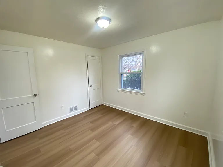 1598 Front St — Photo 11