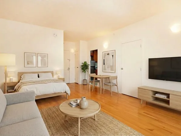 444 Manhattan Avenue image 1 of 9